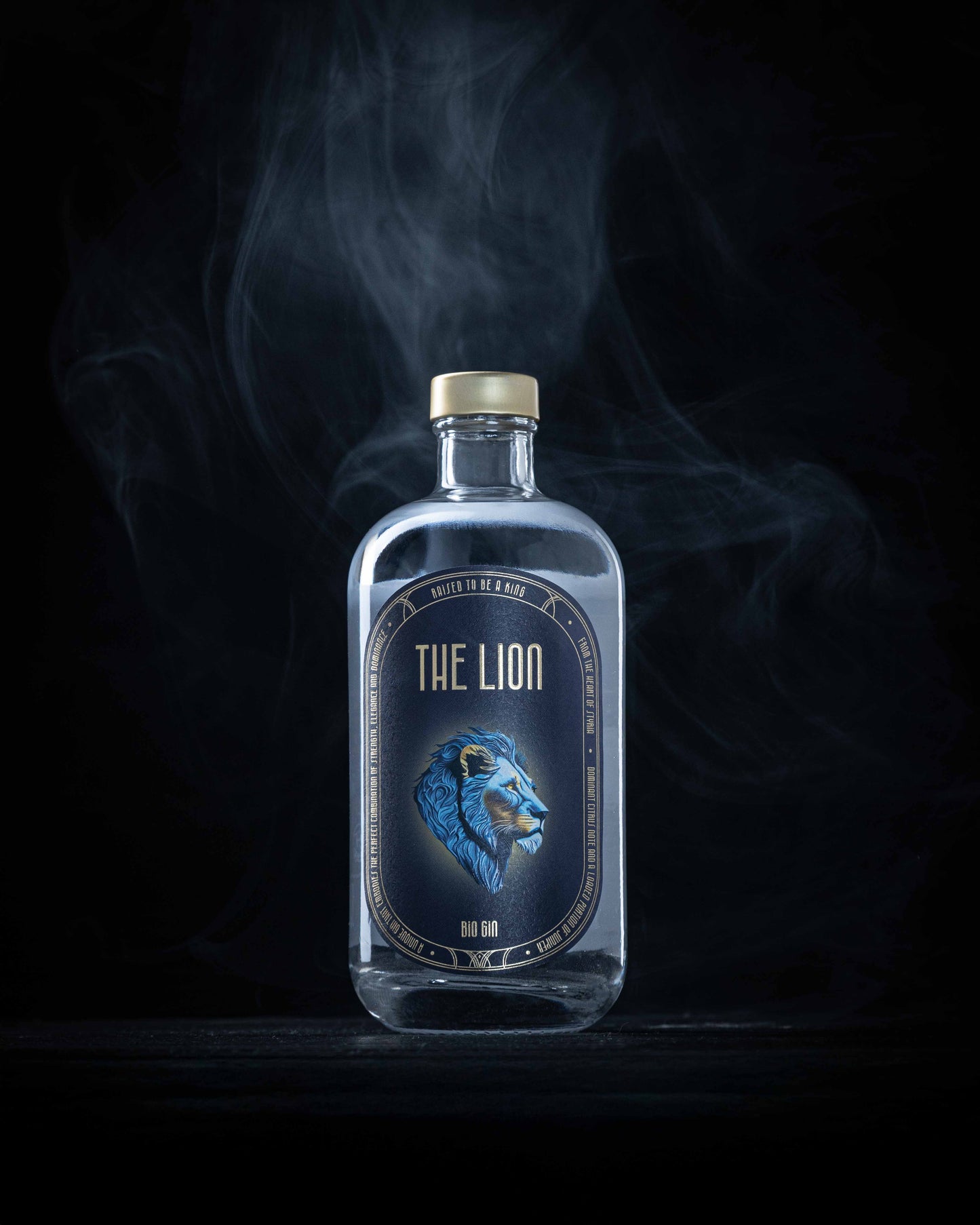 Blau-schwarzer Hintergrund mit The Lion Gin-Flasche, die etwas Rauch im Hintergrund hat. 0,5 L Version
