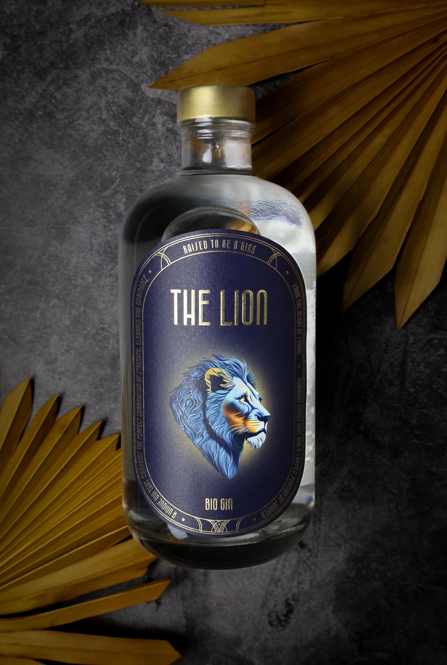 The Lion Gin Produktfoto mit Palmenblättern im Hintergrund