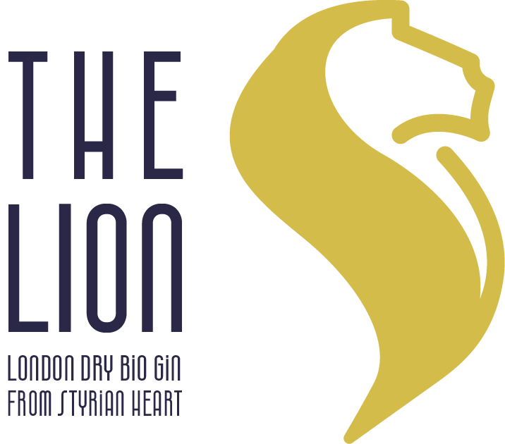 The Lion Schriftzug in blau, rechts daneben The Lion Gin Icon Logo in goldner Farbe.