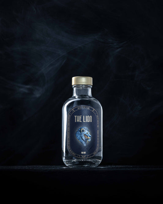 Blau-schwarzer Hintergrund mit The Lion Gin-Flasche, die etwas Rauch im Hintergrund hat. 0,2 L Version