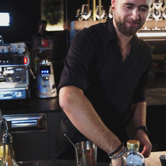 Video: Barkeeper bereitet The Lion Gin Cocktail mit Limette zu.