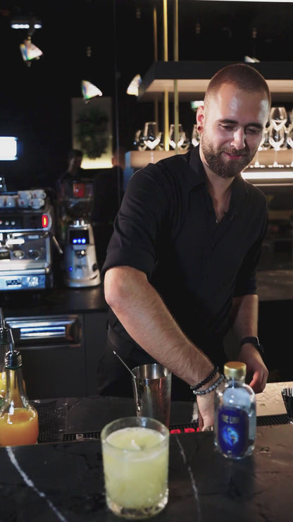 Video: Barkeeper bereitet The Lion Gin Cocktail mit Limette zu.